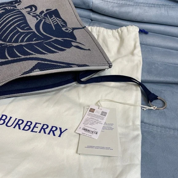Burberry logo-print canvas clutch bag - Picture 4 of 5